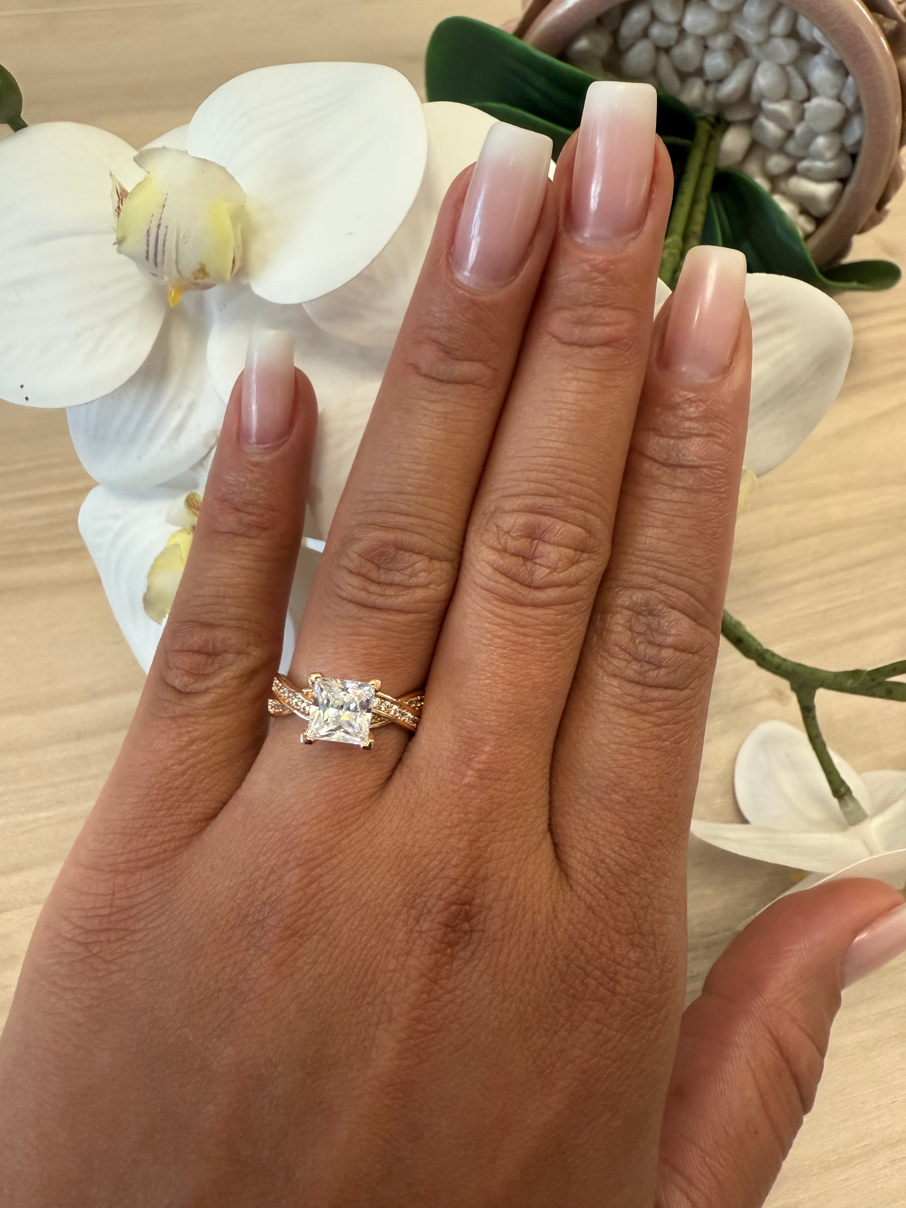 LUXURY SOLITAIRE RING