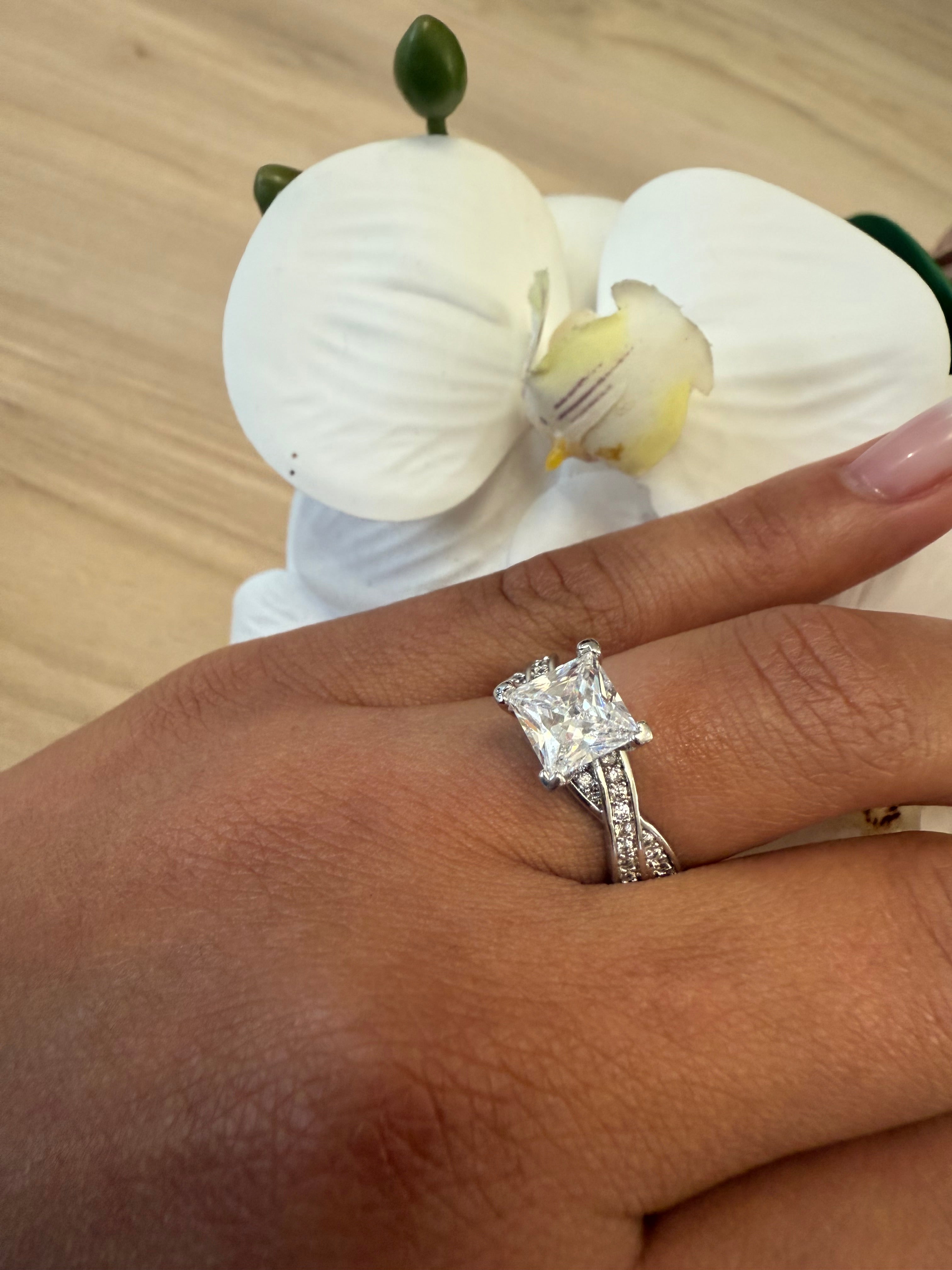 LUXURY SOLITAIRE RING