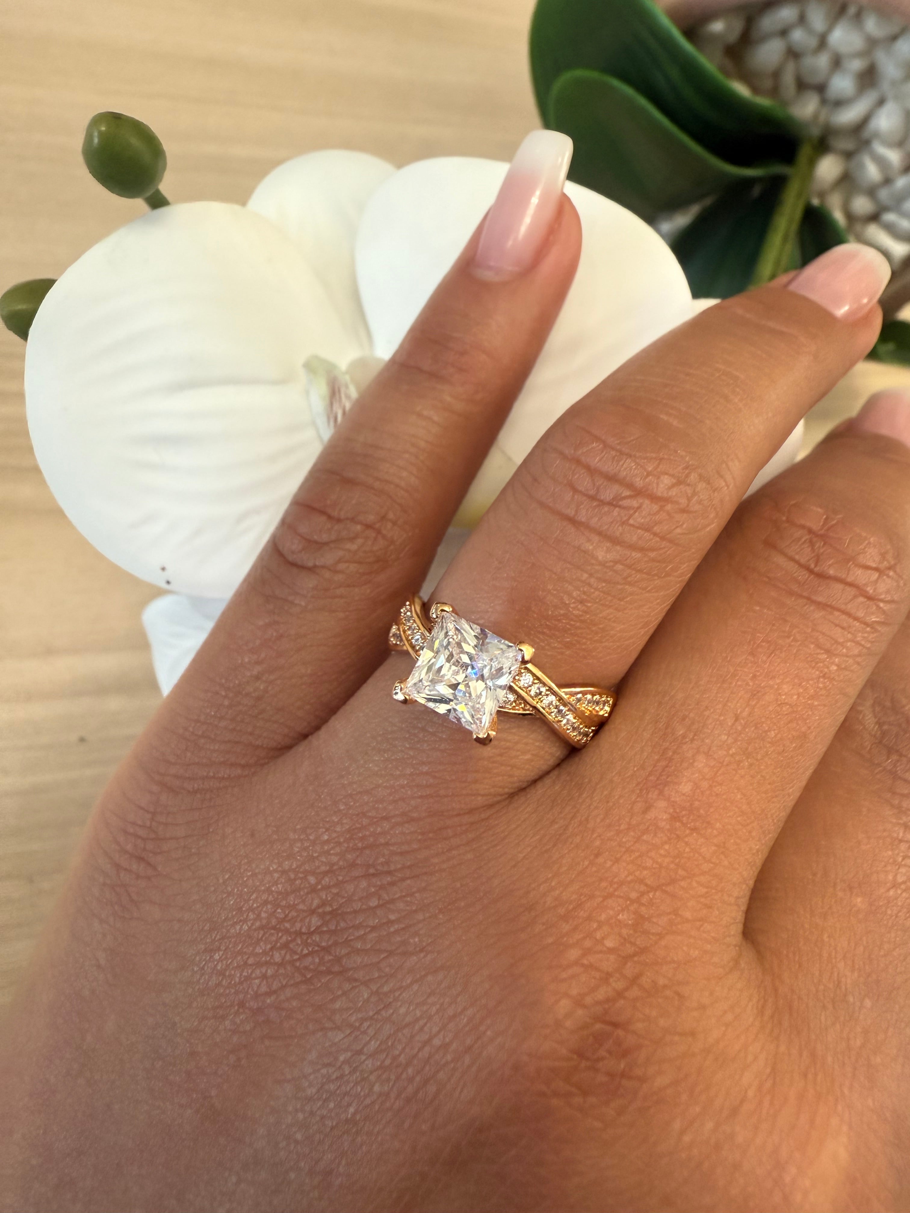 LUXURY SOLITAIRE RING