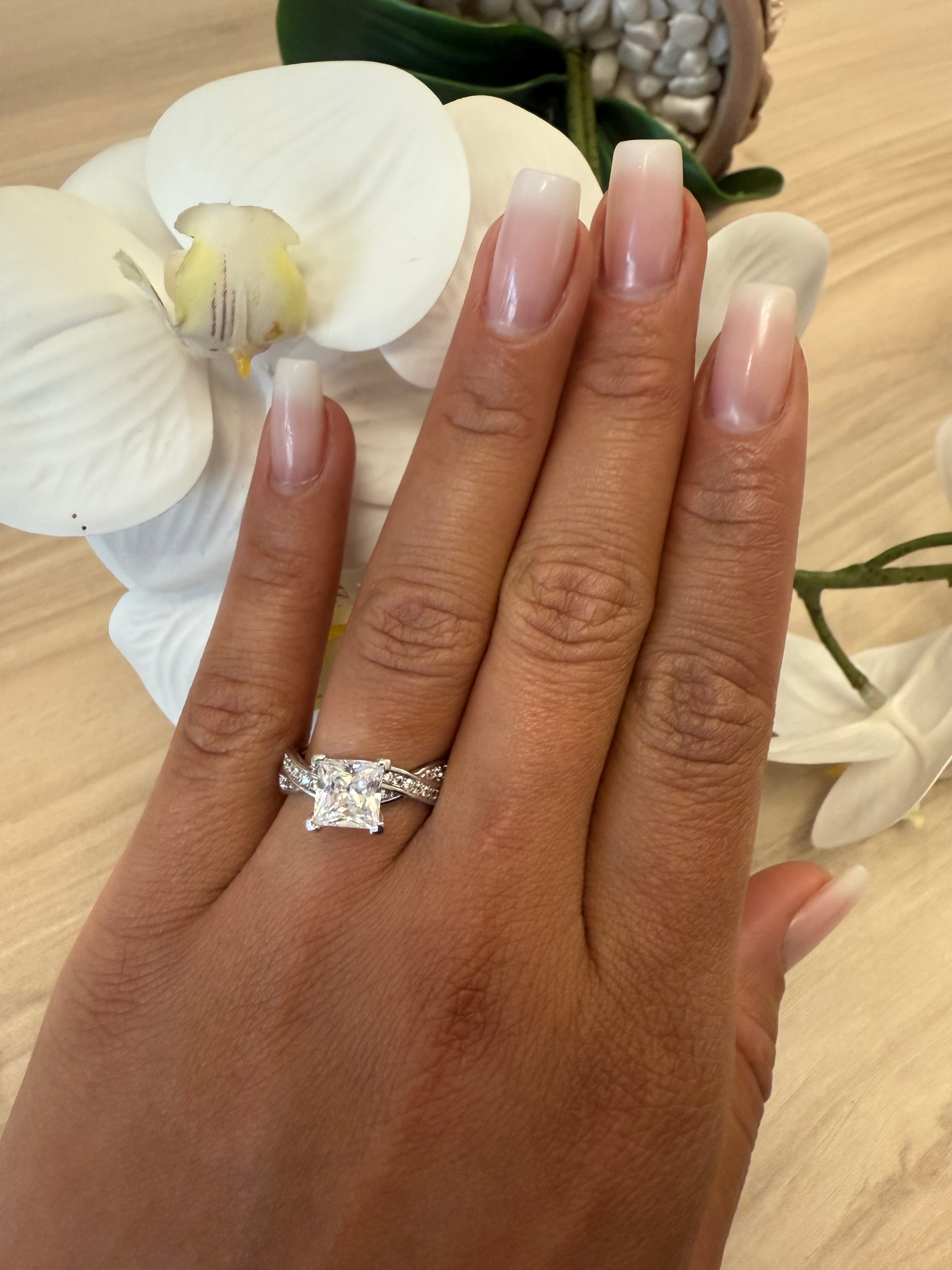 LUXURY SOLITAIRE RING