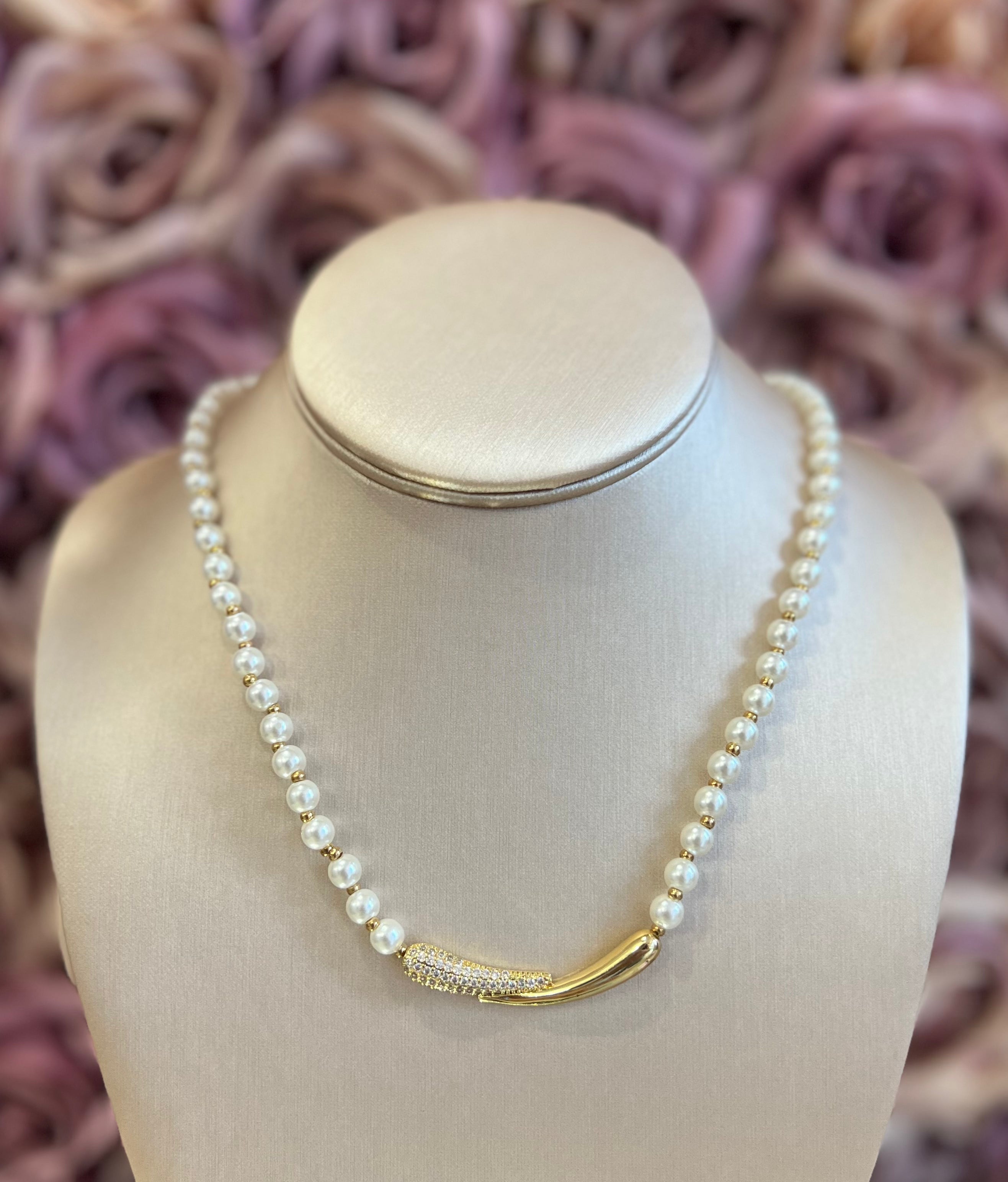 Pearl Necklace with Gold Detail
