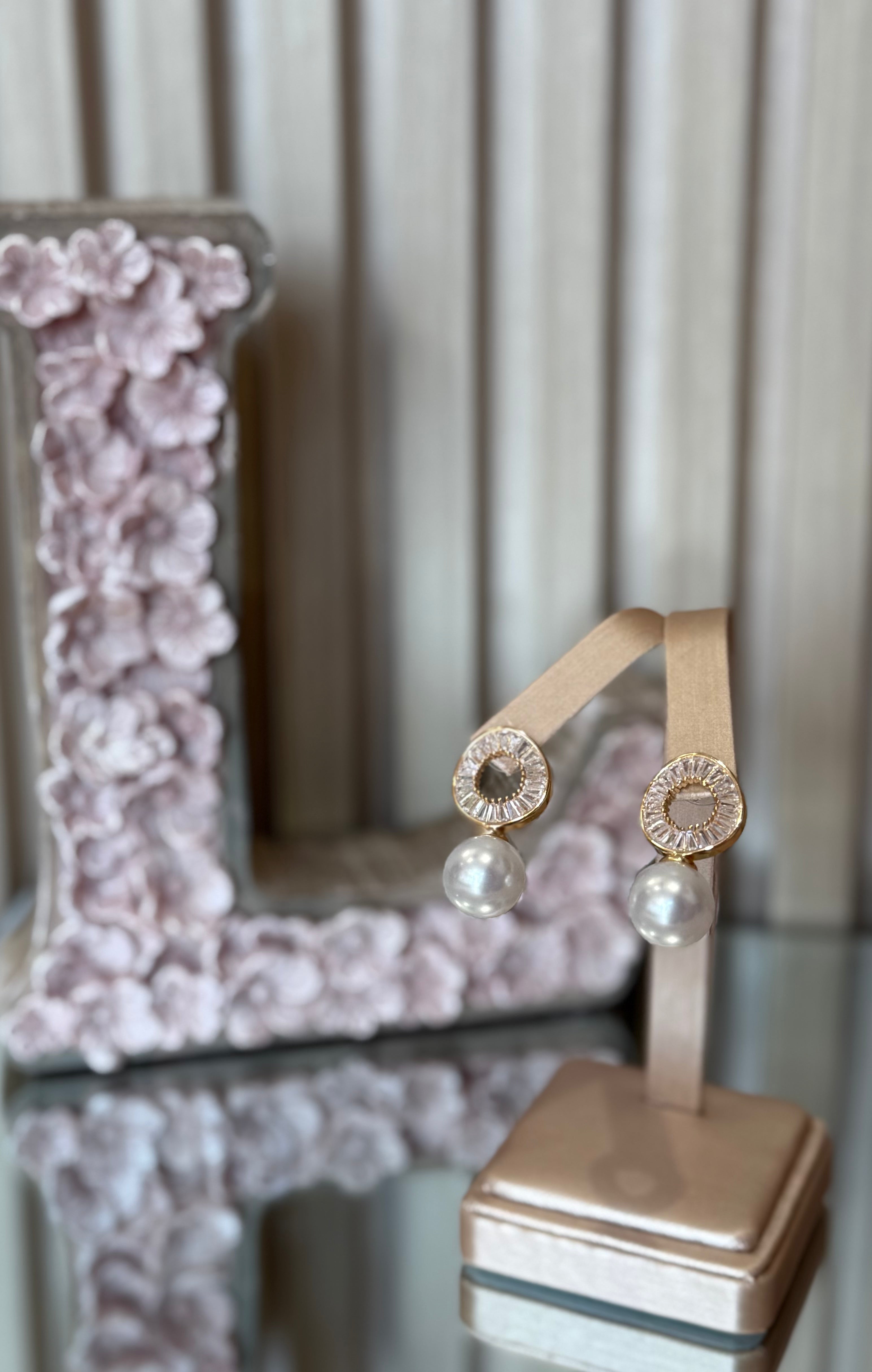 CIRCLE CRYSTAL AND PEARL DROP STUD EARRING